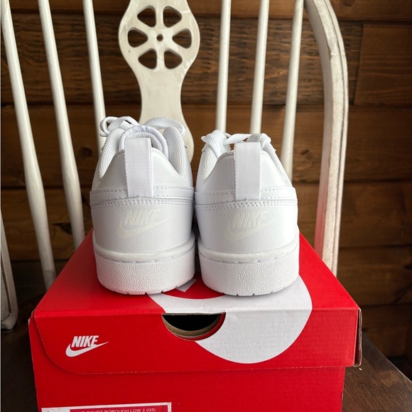 Brand New Nike Court Borough Low 2 (gs).
US6.5Y, Eur 39 - Picture 2 of 6